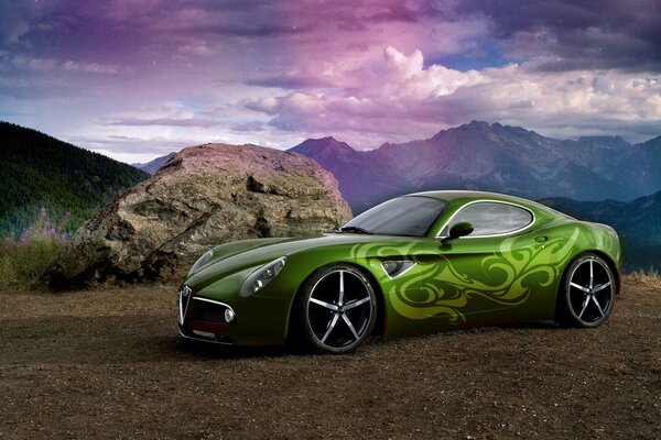 Voiture de sport sur fond de montagnes et de nuages