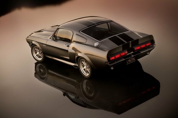 Mustang Eleanor gt 500 con reflexión