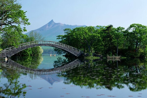 Imagen de un puente junto a un río en Japón