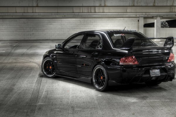 Hermoso coche mitsubishi negro con Spoiler