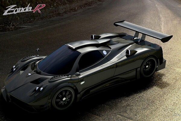 Черная спортивная zonda - г на мокрой дороге