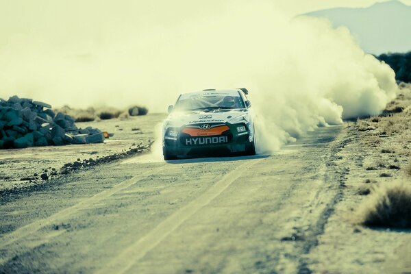 Hyundai che vola su un rally ad alta velocità in una nuvola di polvere