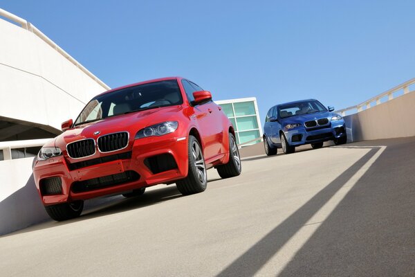 Nowy czerwony crossover BMW
