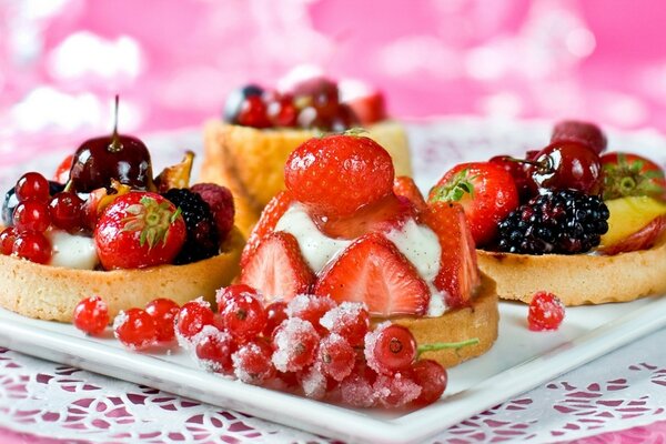 Pasteles con bayas frescas en un plato