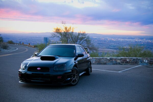 Subaru Black Tuning Car sulla strada al mattino