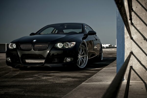 BMW negro con Llantas plateadas