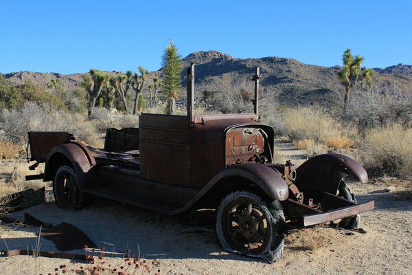 Oxidado abandonado en el desierto coche retro