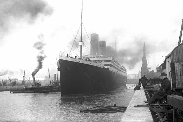 Das Titanic-Schiff steht am Pier