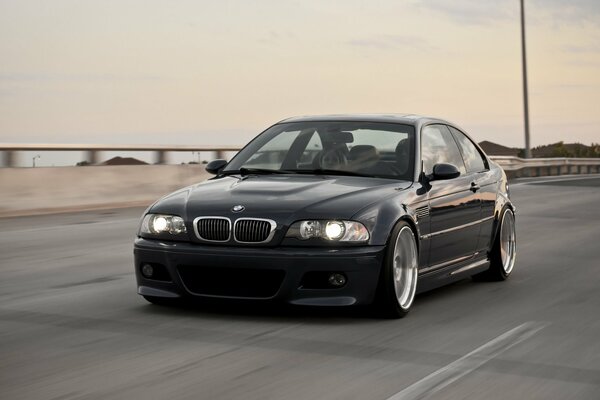 BMW negro corriendo por el camino