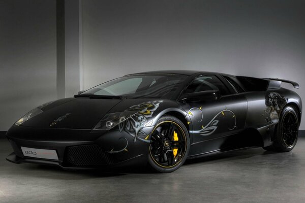 Ein schöner schwarzer Lamborghini mit guter Airbrush. Wind in