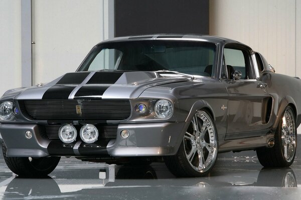 Silver ford mustang à l intérieur