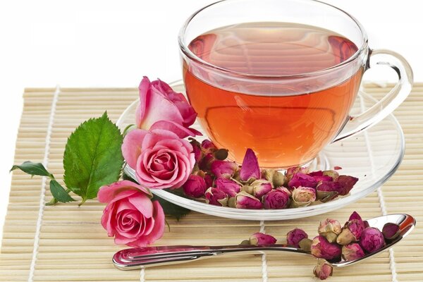 Tazza di tè con boccioli di rosa