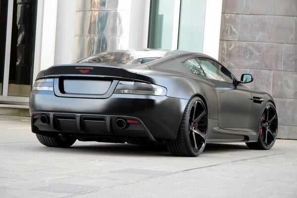 El increíble Aston Martin en negro mate