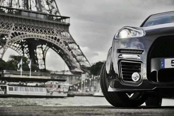 Porsche Cayenne sur les rives de la Senne près de la tour Eiffel