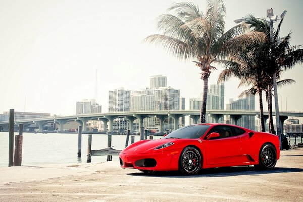 Ferrari na plaży w słonecznej Kalifirnii