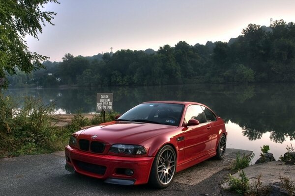 Ein roter Bmw am Ufer, eine überraschend schöne Landschaft