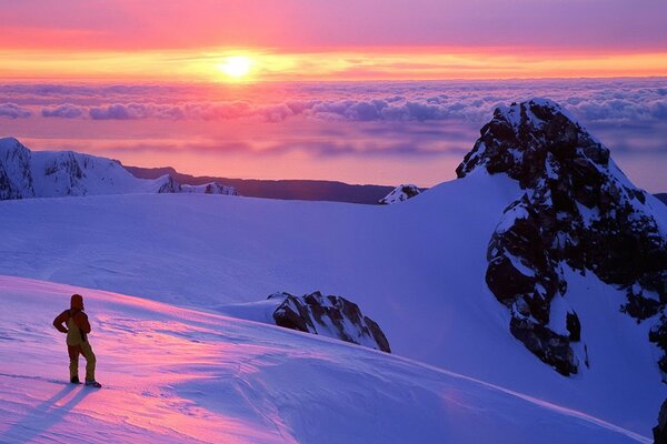 Comme les montagnes et les nuages sont beaux au coucher du soleil