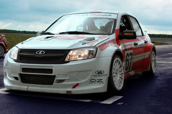 Lada de carreras granta en la pista