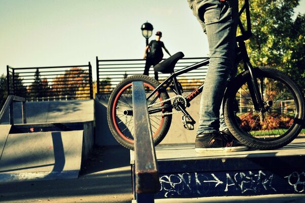 Stunt bike au coucher du soleil