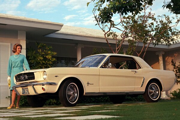 Ein cremiger Ford Mustang von 1964 ist der amerikanische Traum