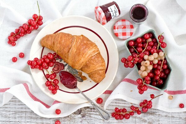 Croissantbett mit Marmelade und roten Johannisbeeren