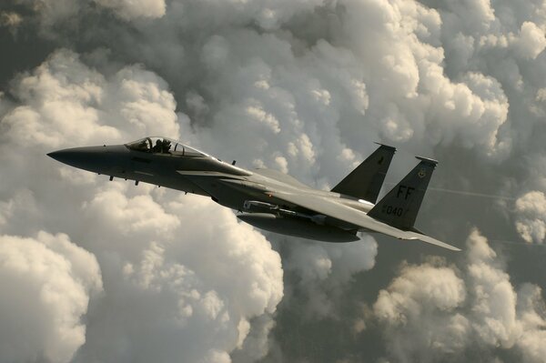 Avión de combate estadounidense en medio de las nubes