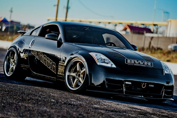 Nissan 350Z negro sobre asfalto