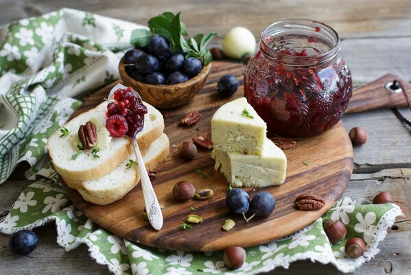 Un letto di pane con marmellata e formaggio