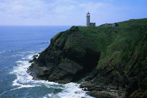 Faro de las rocas del surf