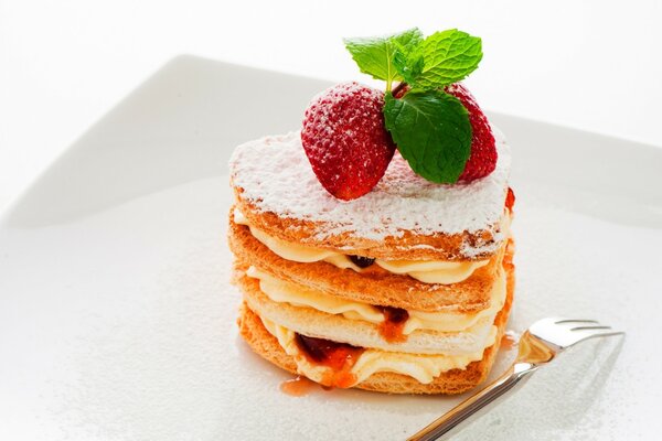 Pastel de Napoleón con fresas en la parte superior