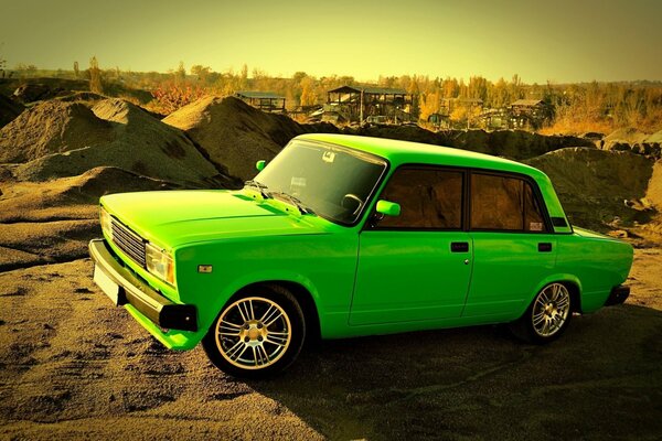 Lada verte au milieu d une carrière de sable