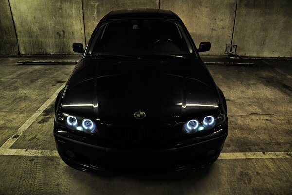 Voiture noire dans un parking souterrain