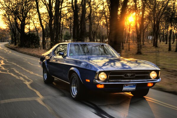 Ein ford Mustang auf der Straße in den Sonnenuntergang