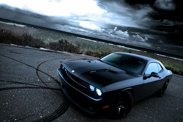 Coche challenger completamente negro