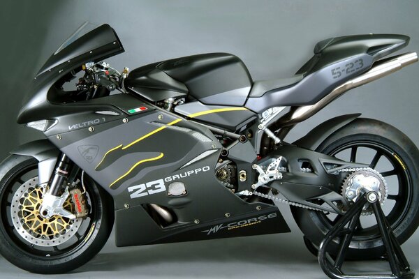 Moto sportiva nera Agusta