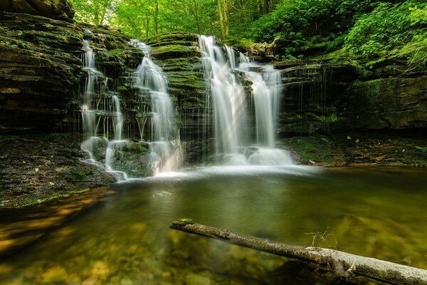 Cascada con agua clara y transparente