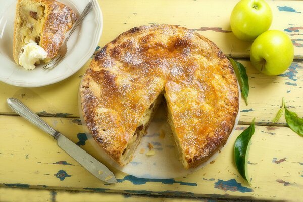 Tarte aux pommes sur une table en bois