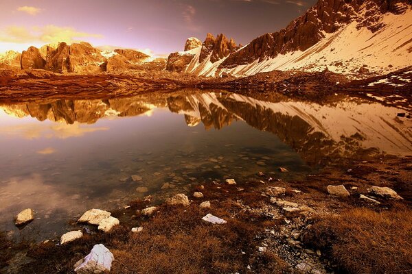 Lac dans lequel les roches se reflètent