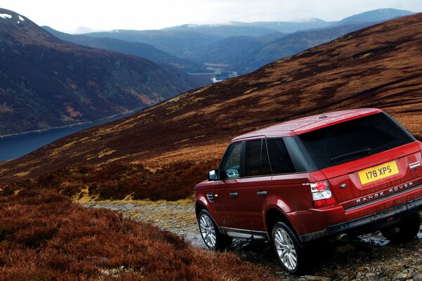 Der rote Land Rover in den Bergen sieht großartig aus