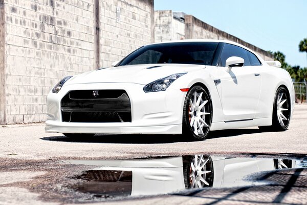 Nissan blanco estacionado en la calle