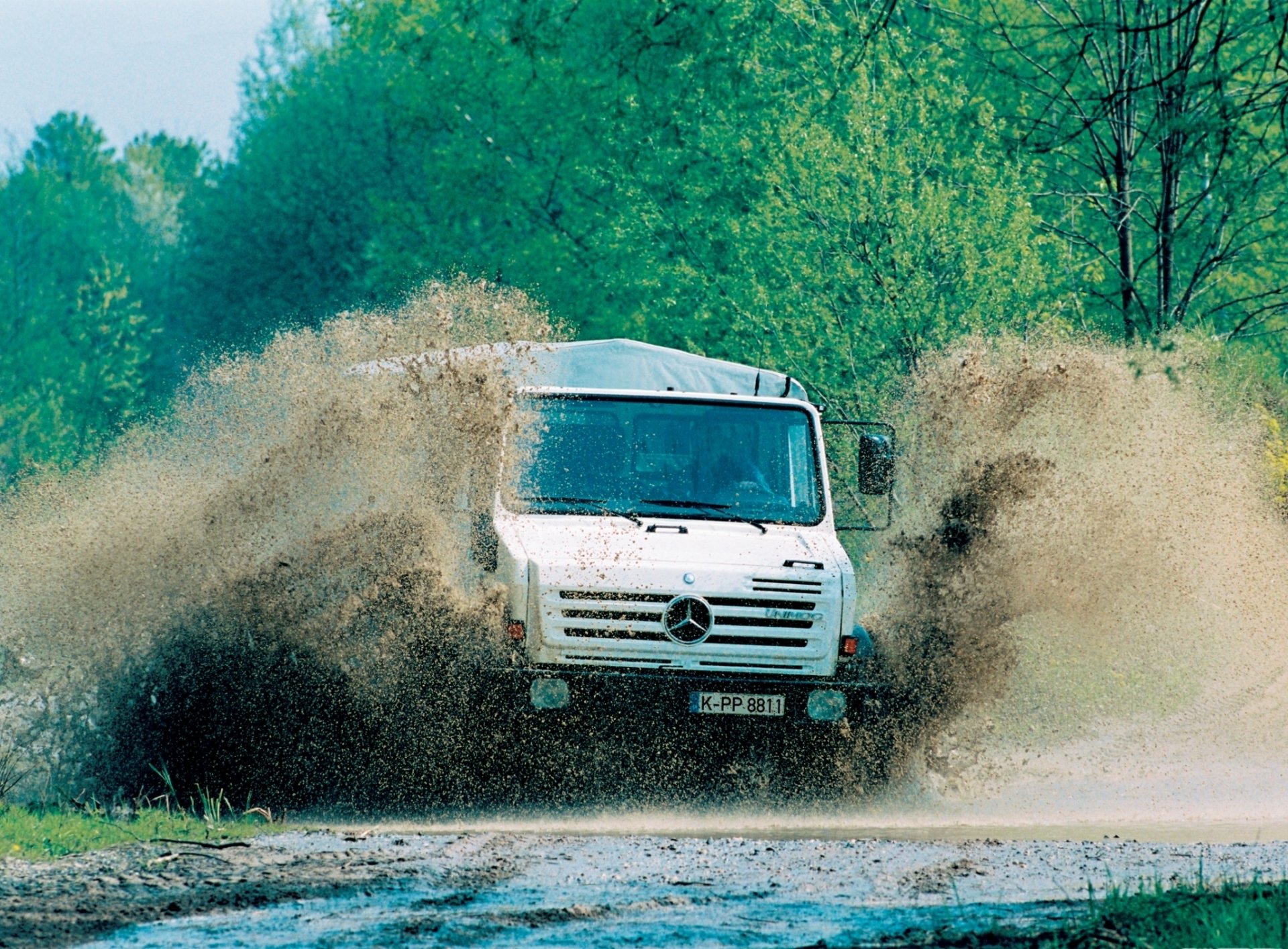 mercedes truck off-road splashes mud