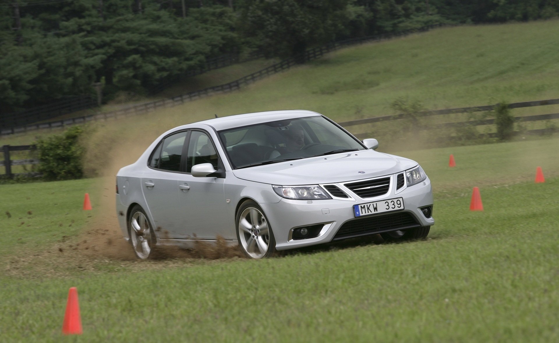 macchine grigio verde saab