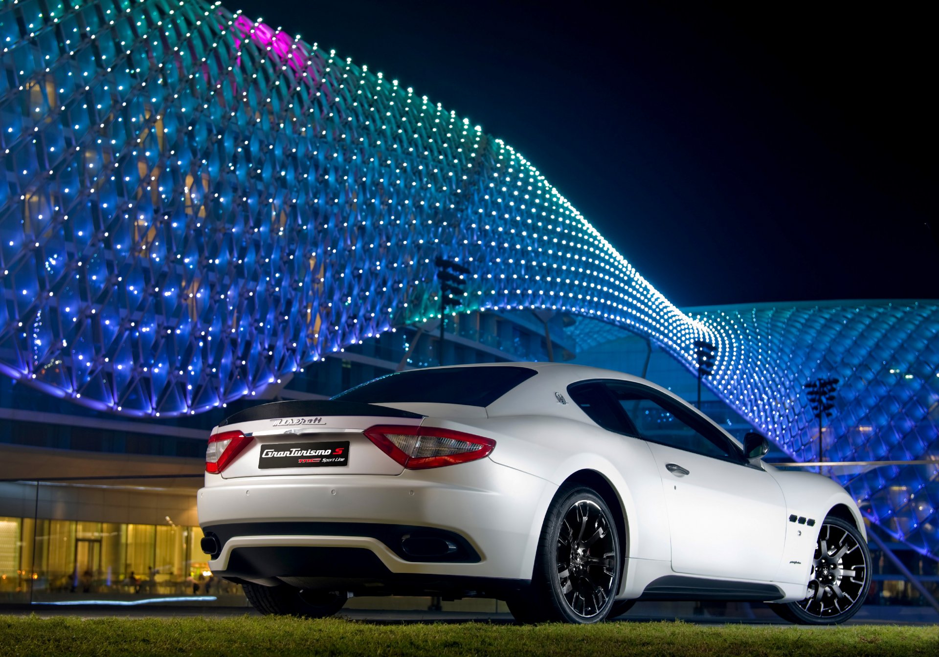 maserati granturismo s bianco auto notte luminoso edificio