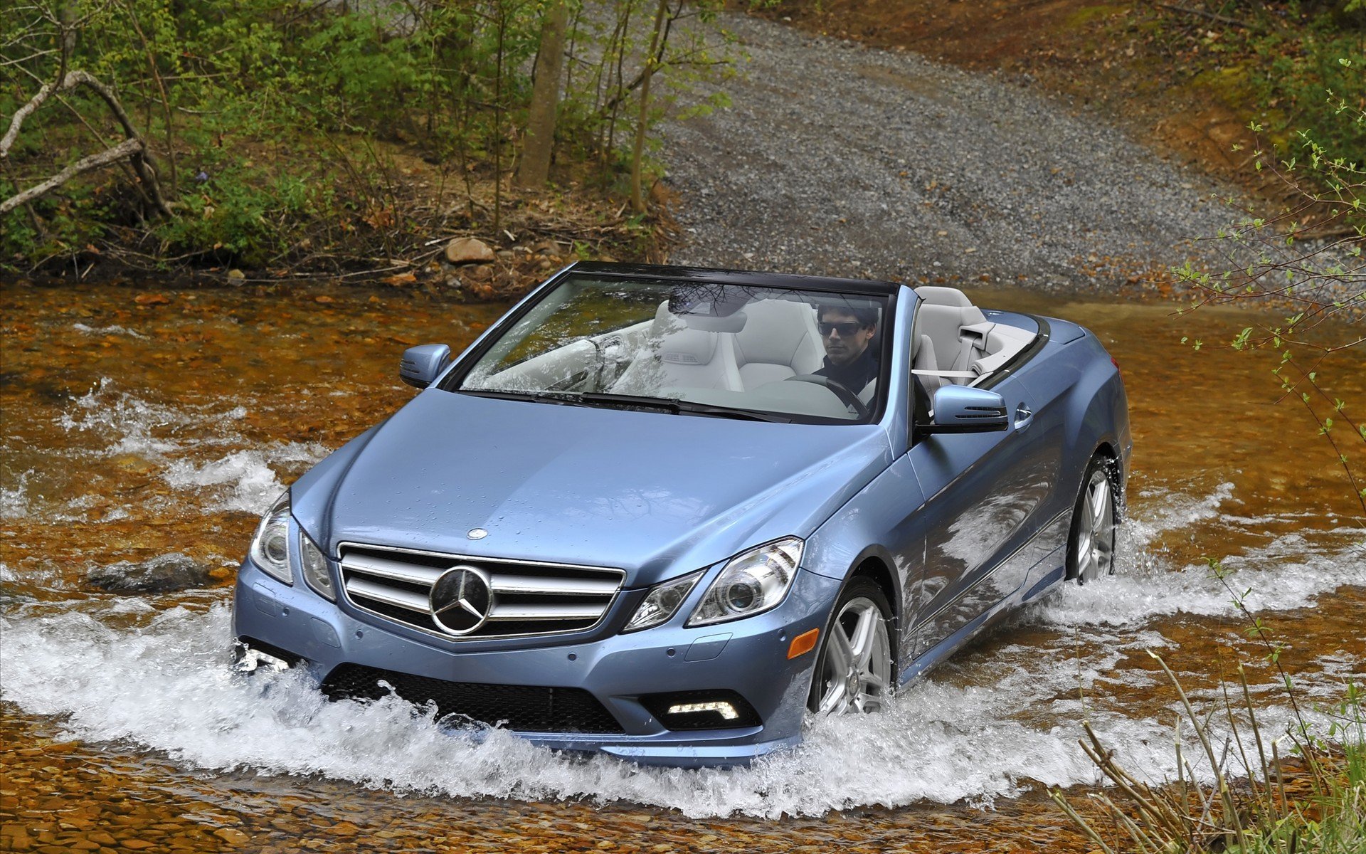 voitures mercedes l eau rivière jet forêt mercedes e550