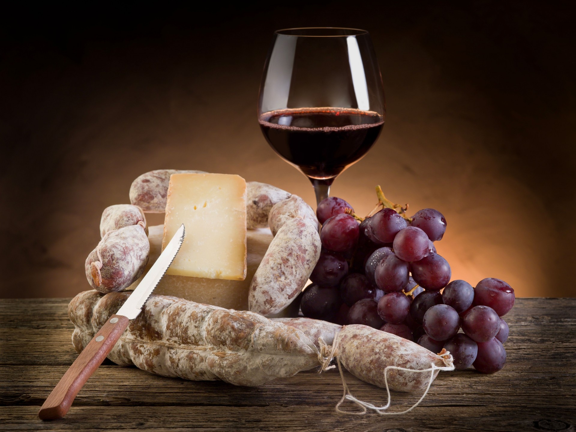 couteau raisins saucisses verre vin fromage