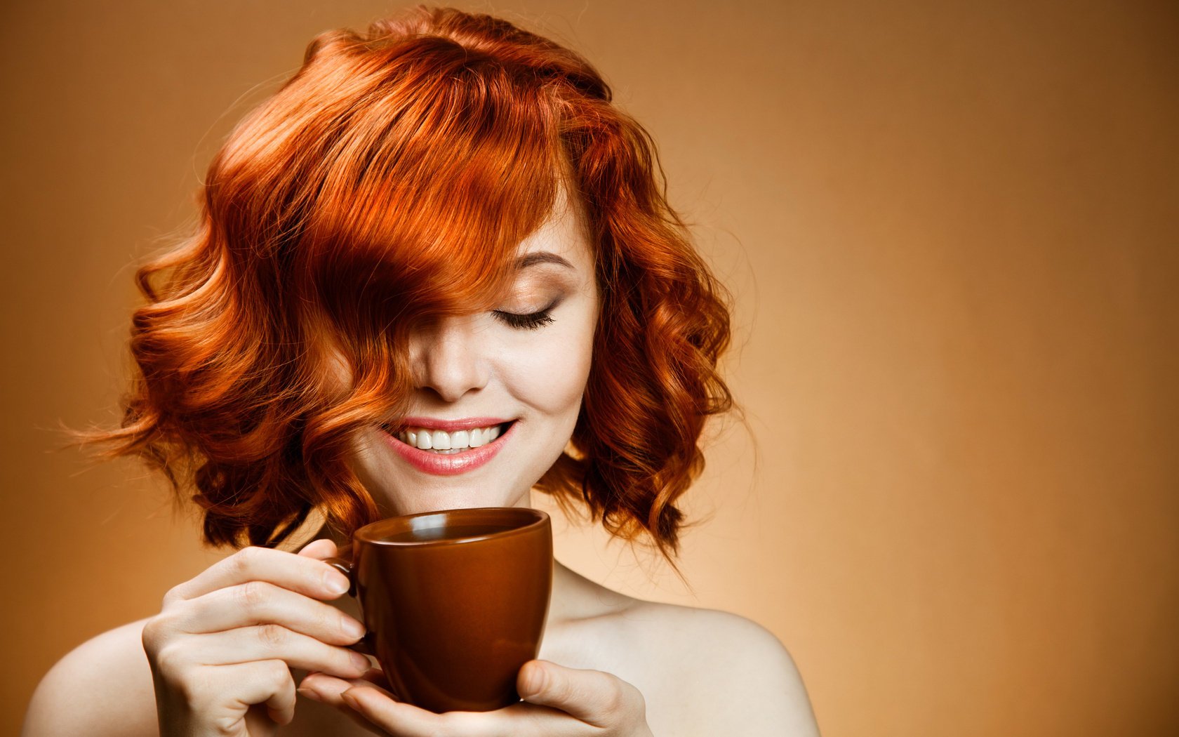 sorriso ragazza caffè acconciatura rossa