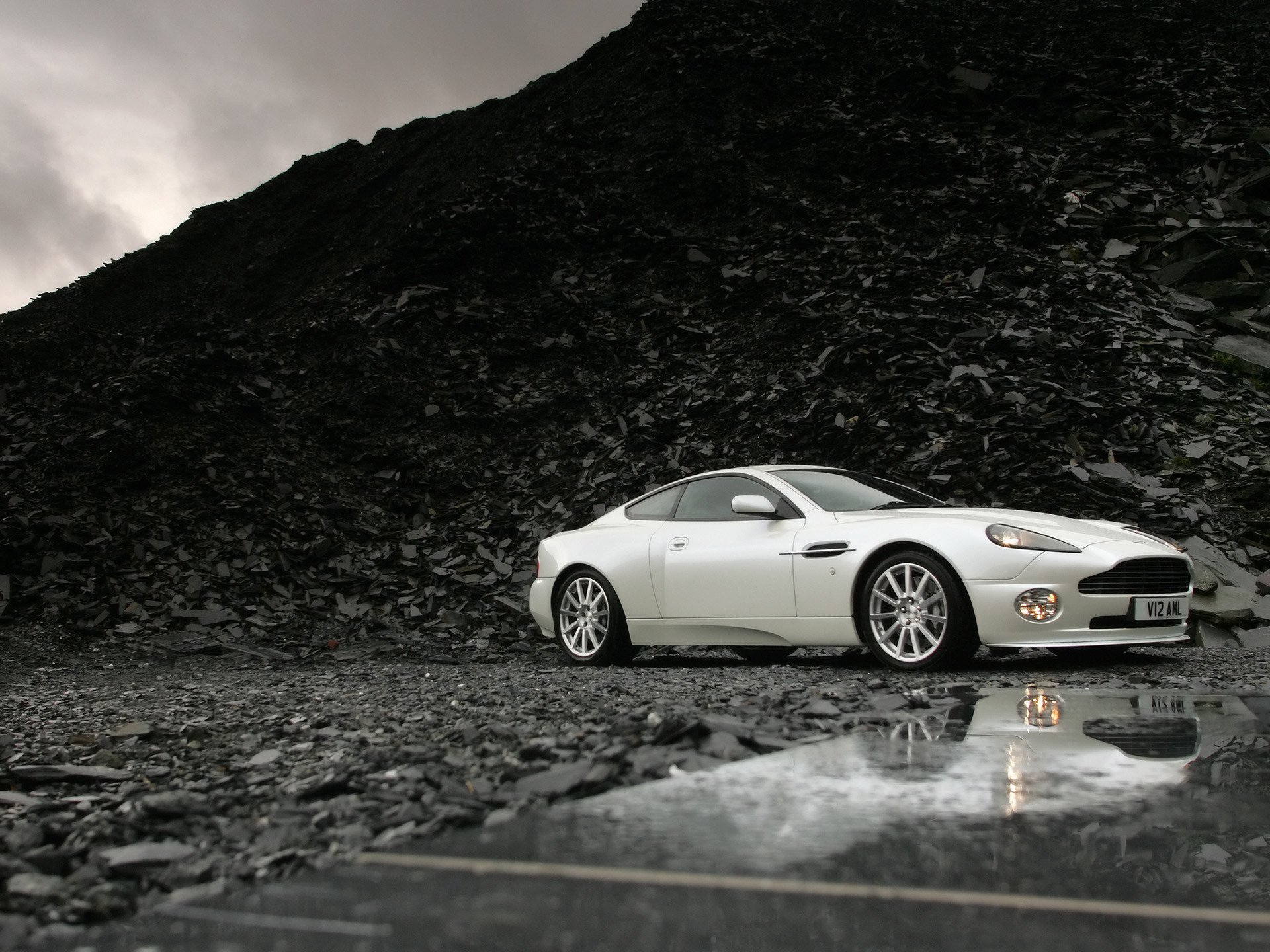 aston martin v12 vanquish s sfondo