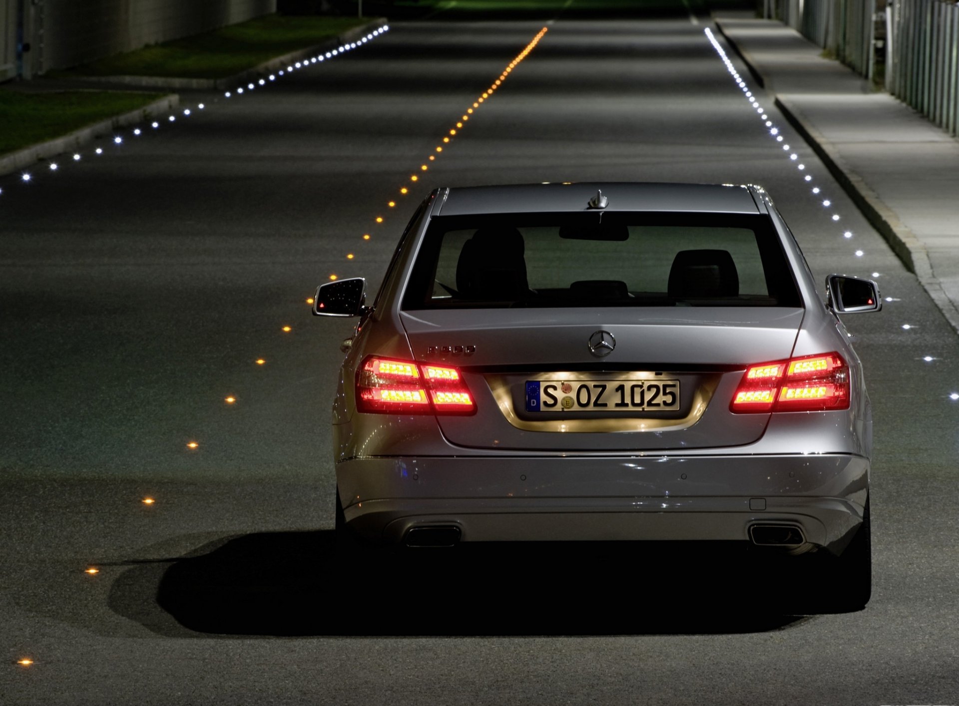 mercedes-benz e500 culo noche carretera