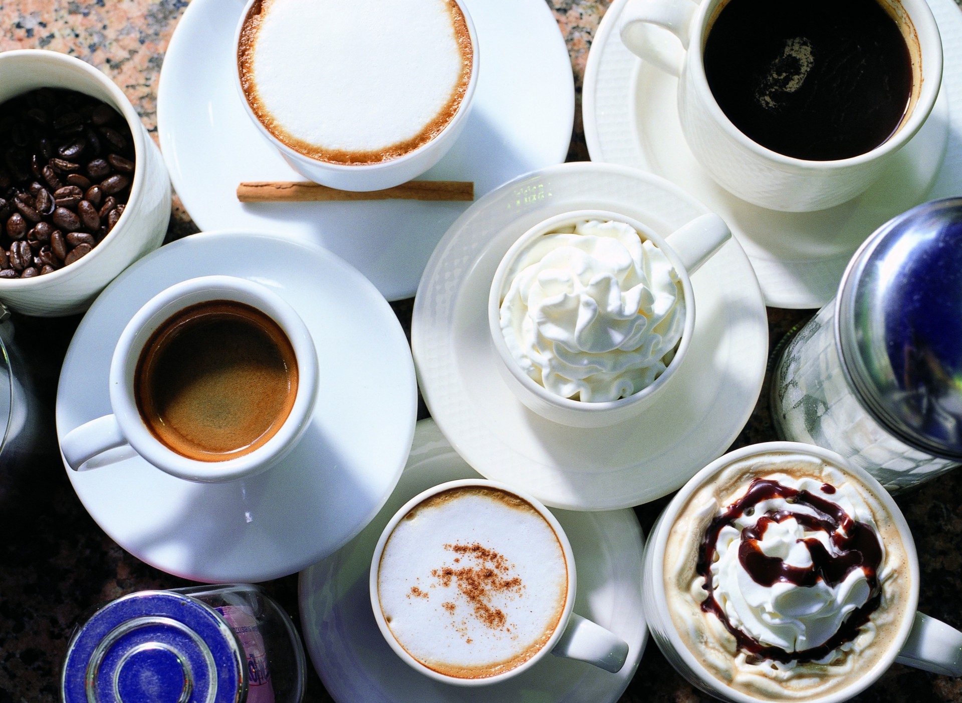 café crema granos cama tazas bebidas mesa azúcar platillos