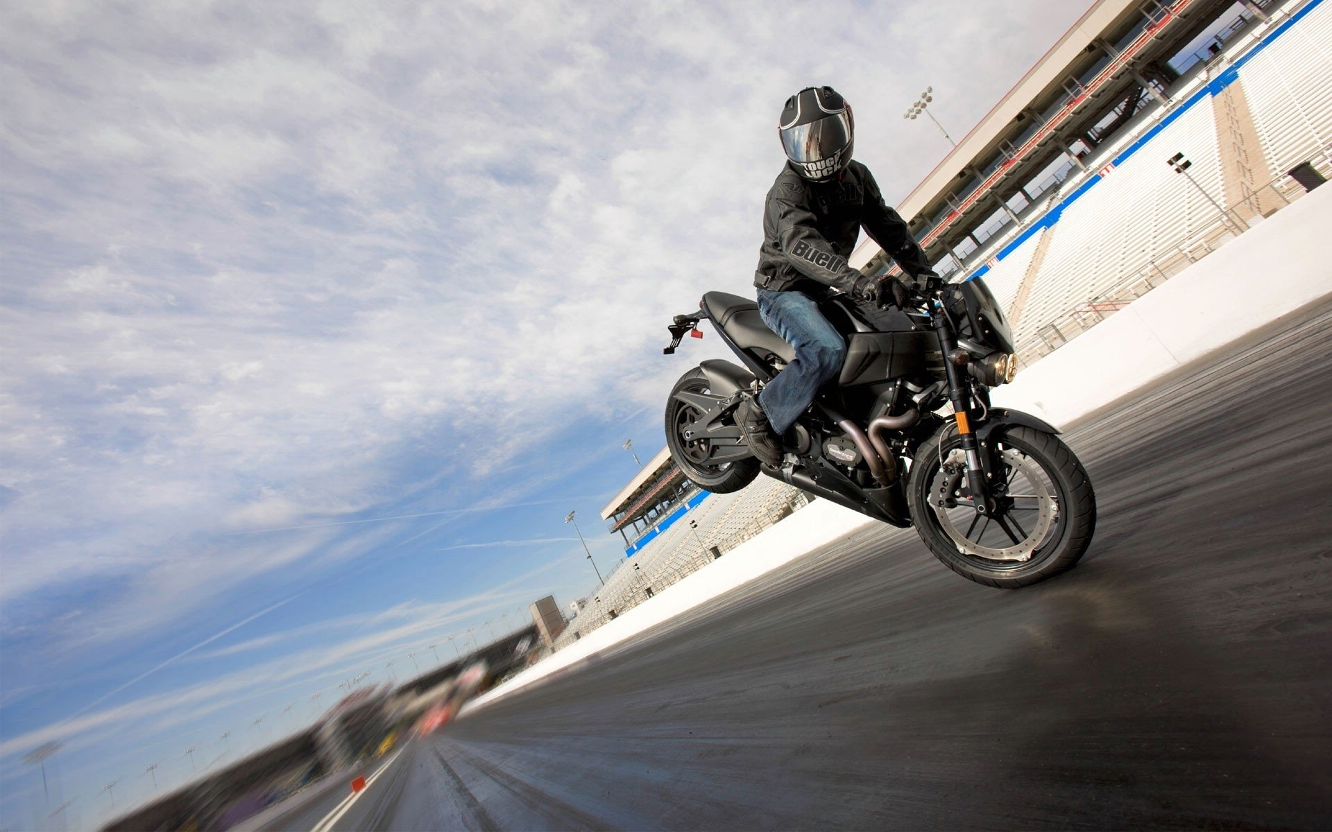 sportbike in piedi sulla ruota anteriore